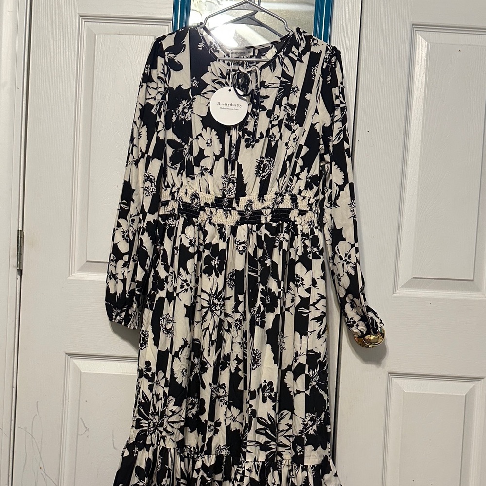 NWT Rustty Dusttu Floral Black and White Long Sleeve Dress. Size XL